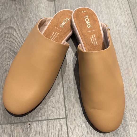 TOMS Camel Slip-On Shoes Size 7 - Picture 1 of 9